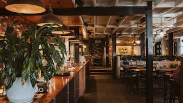 3 間餐廳,供應早餐、午餐和晚餐,亞洲料理
