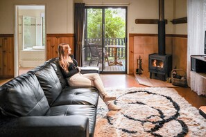 Living area - Montville Country Cabins (Montville)