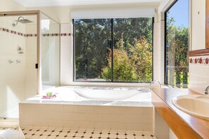 個別の浴槽とシャワー、ジェットバス、バスアメニティ (無料)、ヘアドライヤー