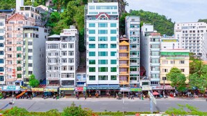 A hotel with multiple floors, balconies, and a prominent red sign on the top. - My Ngoc Hotel Catba (Hai Phong)