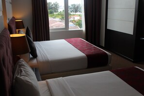 Escritorio, cortinas blackout, sistema de insonorización y wifi gratis 