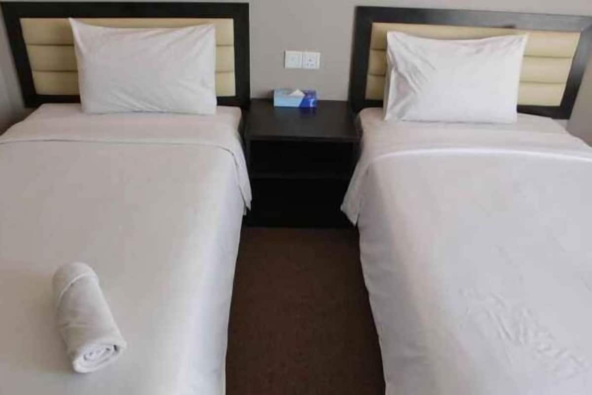 1 bilik tidur, meja, langsir/tirai gelap terus, kalis bunyi