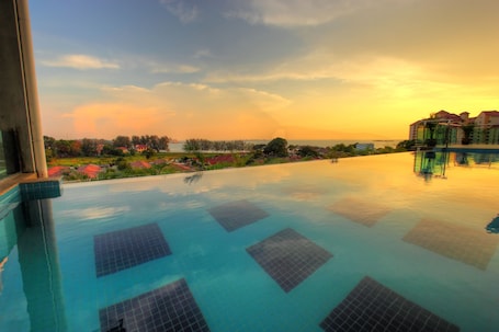 Infinity pool