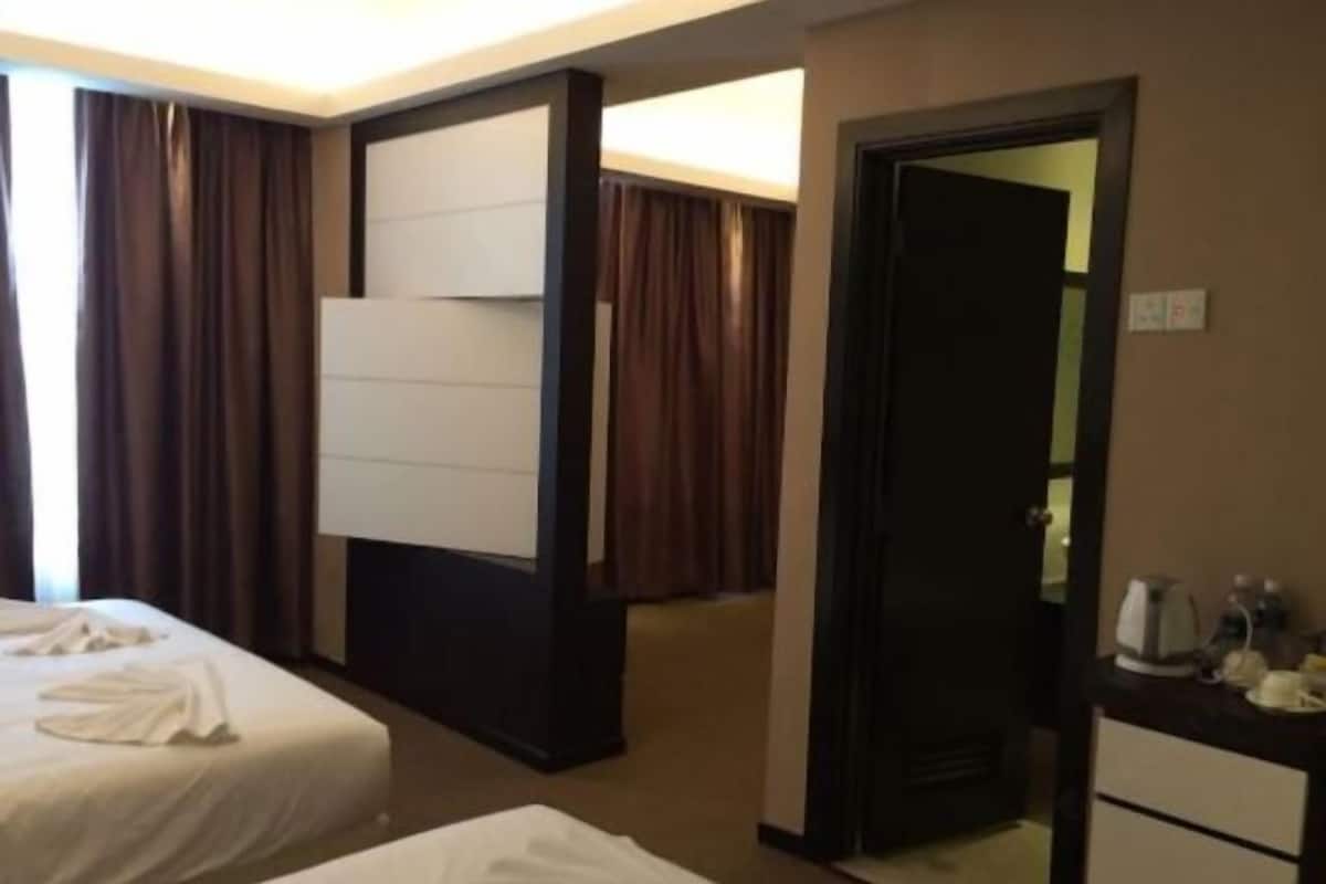 Desk, blackout drapes, soundproofing, WiFi (free)