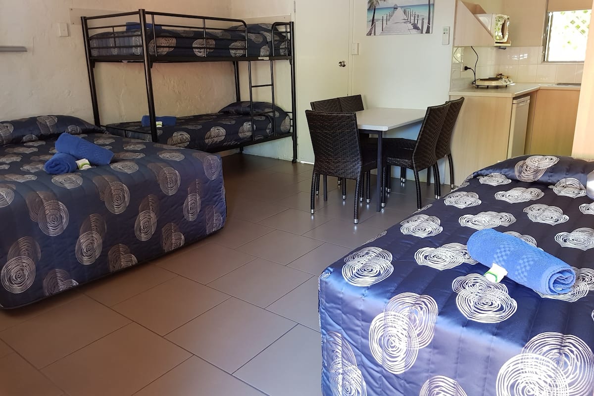 Family Room, Non Smoking, Kitchenette | Living area