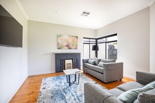 Casa estándar, varias habitaciones | Zona de estar | Una televisión LCD