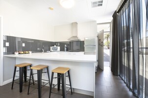 Apartamento estándar, varias habitaciones | Cocina privada | Microondas, cafetera o tetera, hervidor eléctrico y tostadora
