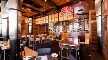 3 restaurants, lunch, dinner served; international cuisine