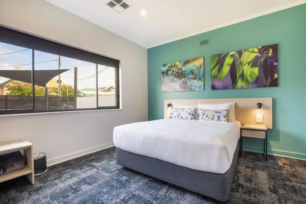 Iron/ironing board, WiFi (free), bed sheets