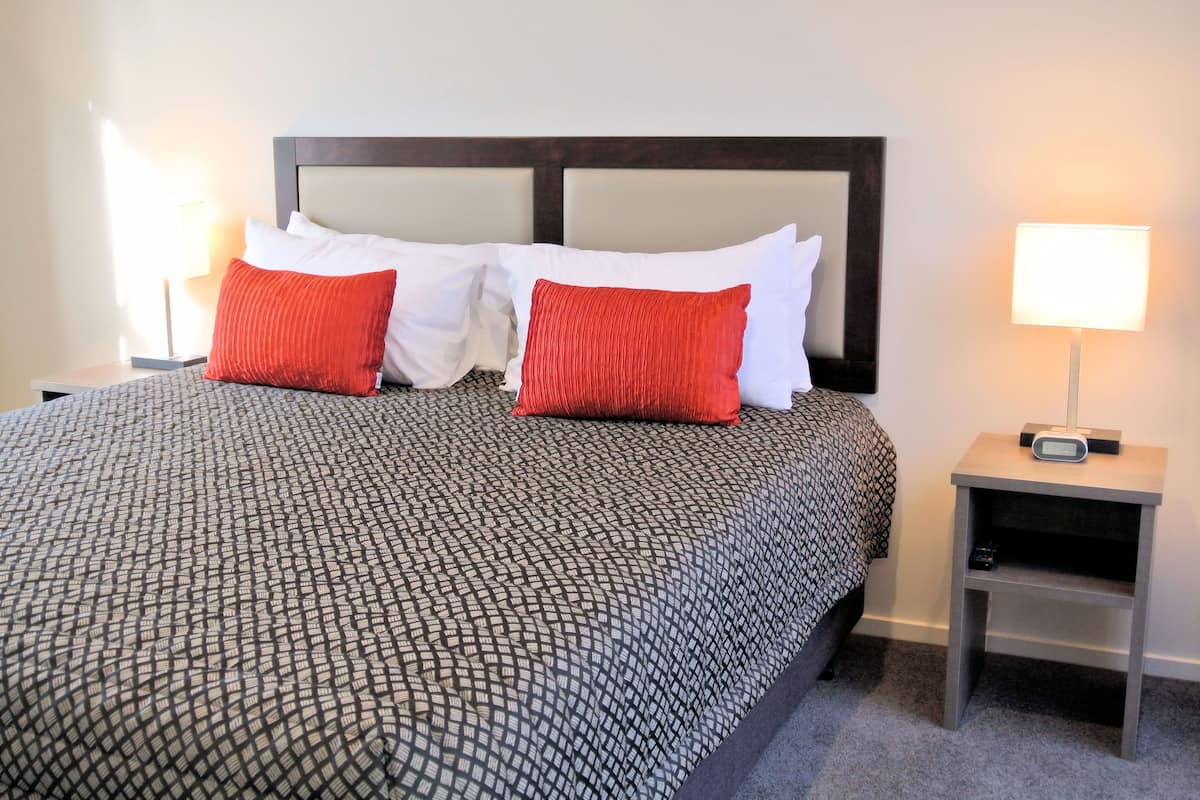 1 bedroom, premium bedding, pillowtop beds, blackout drapes