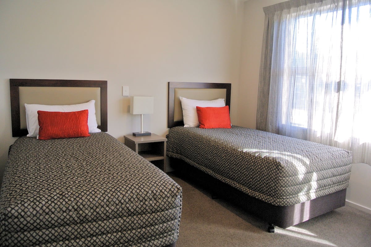 1 bedroom, premium bedding, pillowtop beds, blackout drapes