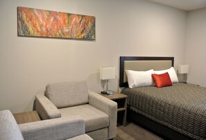 Comfort Studio, 1 Queen Bed, Non Smoking, Kitchenette