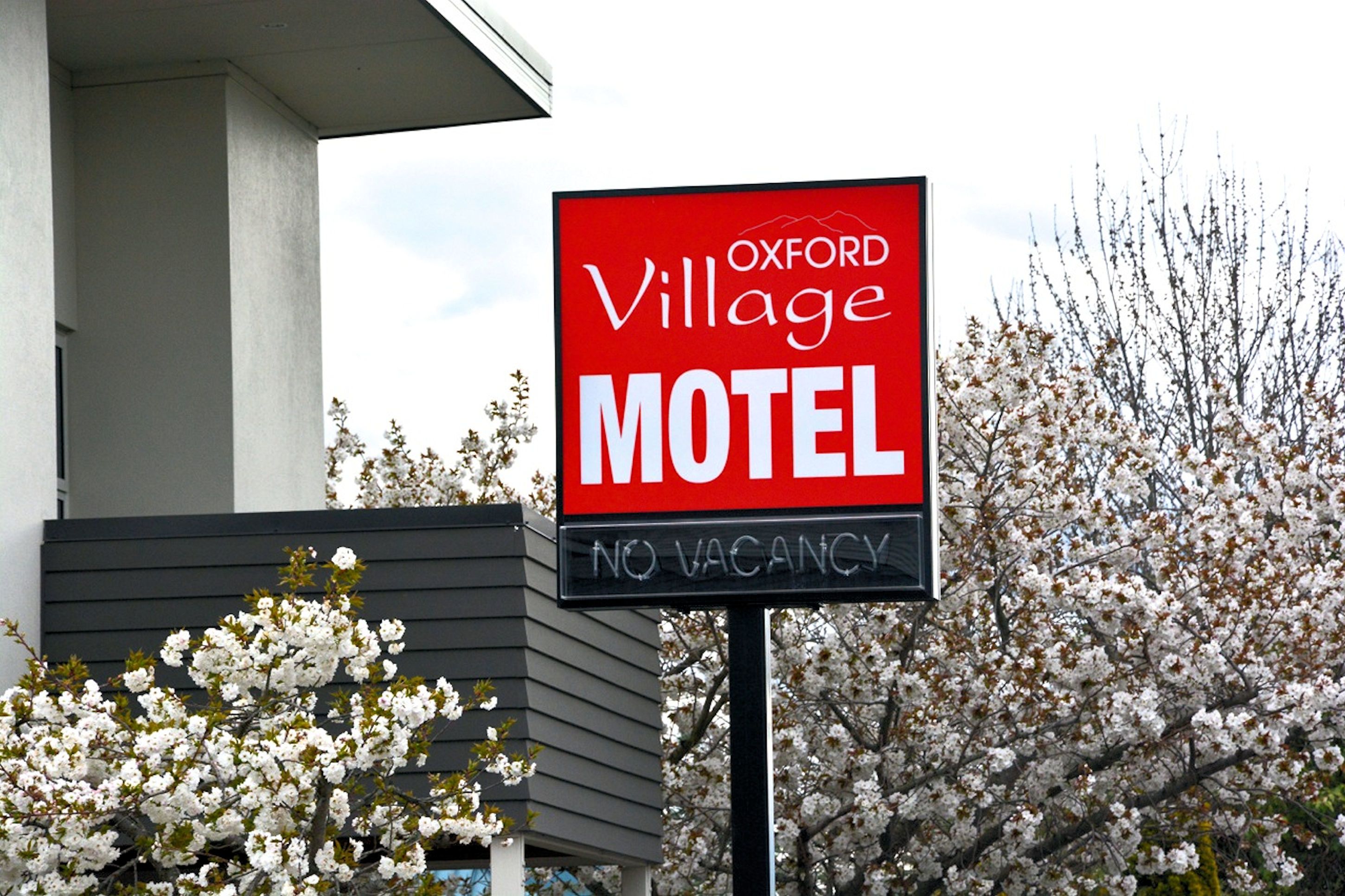 Segnaletica dell'Oxford Village Motel con cartello 'NESSUNA DISPONIBILITÀ'.
