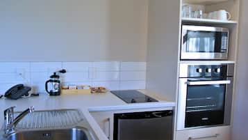 Refrigerador, microondas, parrilla de estufa y cafetera de espresso
