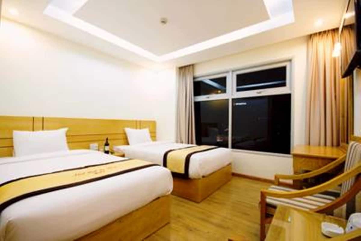Habitación familiar, tina | Minibar, caja de seguridad en la habitación, wifi gratis y ropa de cama