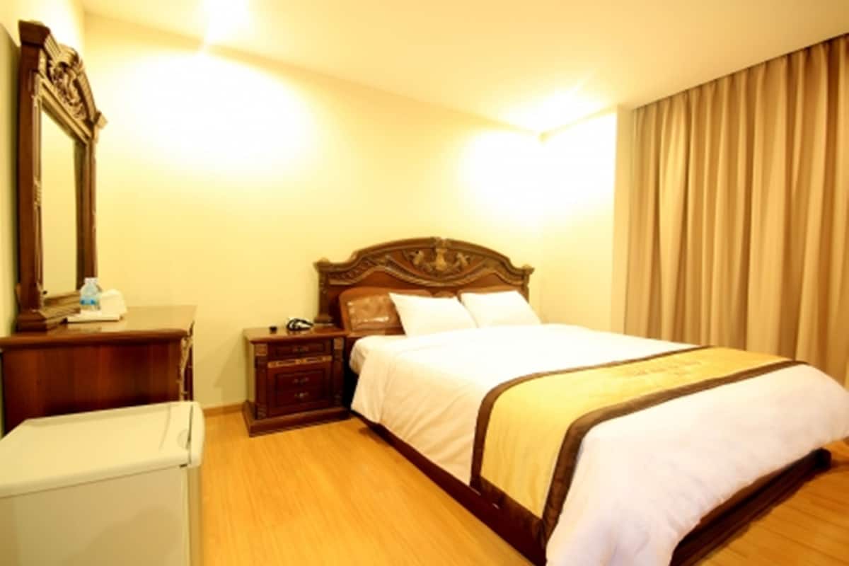 Habitación estándar | Minibar, caja de seguridad en la habitación, wifi gratis y ropa de cama