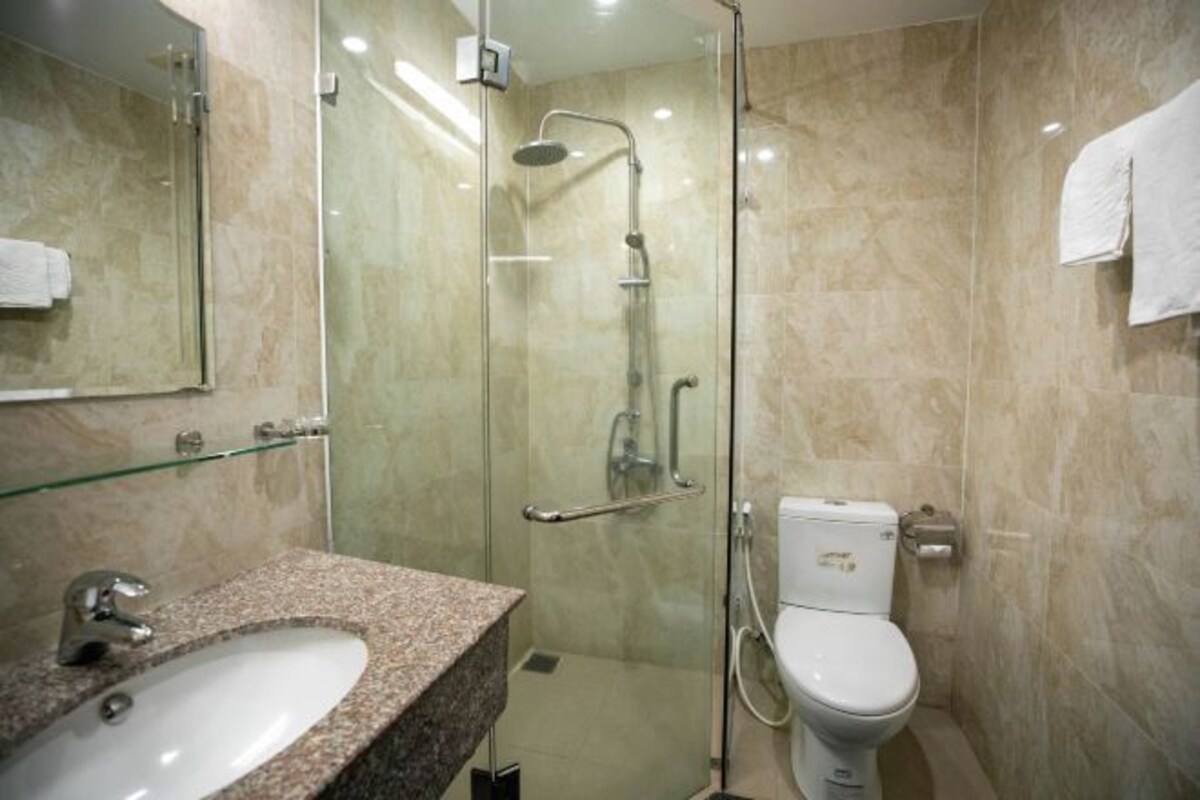 Amenidades de baño gratuitas, secadora de cabello, pantuflas, toallas 