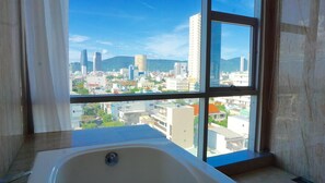 Amenidades de baño gratuitas, secadora de cabello, pantuflas, toallas 