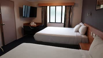 Family Room (Family Room) | Desk, iron/ironing board, free WiFi