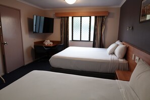 Escritorio, tabla de planchar con plancha y wifi gratis 