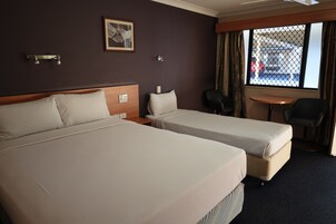 Escritorio, tabla de planchar con plancha y wifi gratis 