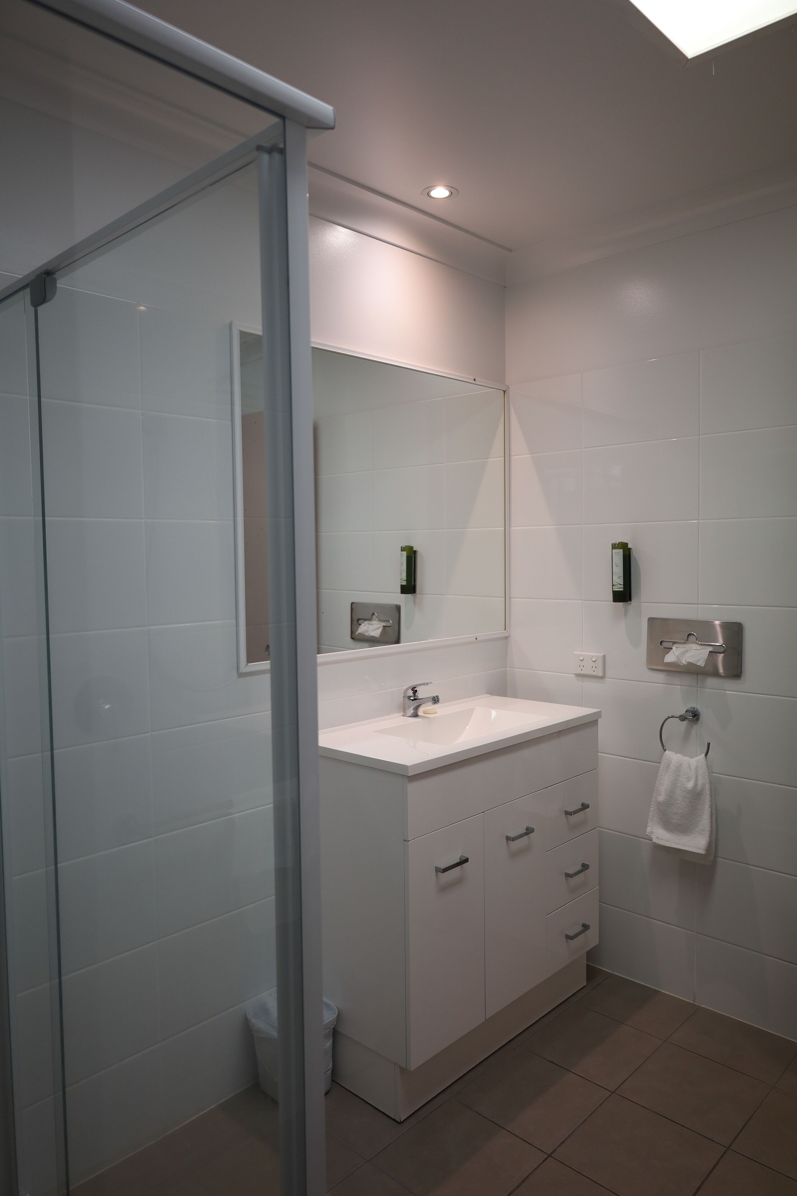 Habitació Deluxe, no fumadors (Twin Room) | Bany | Dutxa, articles de tocador gratuïts, assecador de cabells i tovalloles 