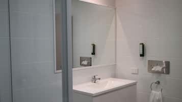 Habitació Deluxe, no fumadors (Twin Room) | Bany | Dutxa, articles de tocador gratuïts, assecador de cabells i tovalloles