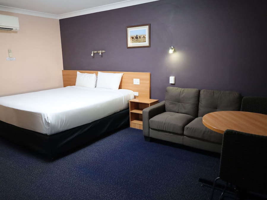 Double Room | Desk, iron/ironing board, free WiFi, bed sheets