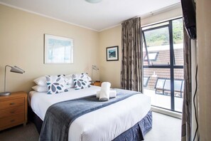 Espacio para trabajar con laptop, tabla de planchar con plancha y cunas 