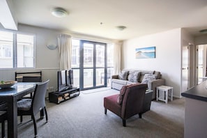 Family Apartment, 2 Bedrooms | In-room dining - Capri On Pilot Bay (Tauranga)