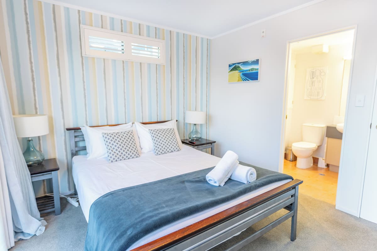 Superior Apartment, 2 Bedrooms, 2 Bathrooms | Laptop workspace, iron/ironing board, cribs (free), WiFi (free)