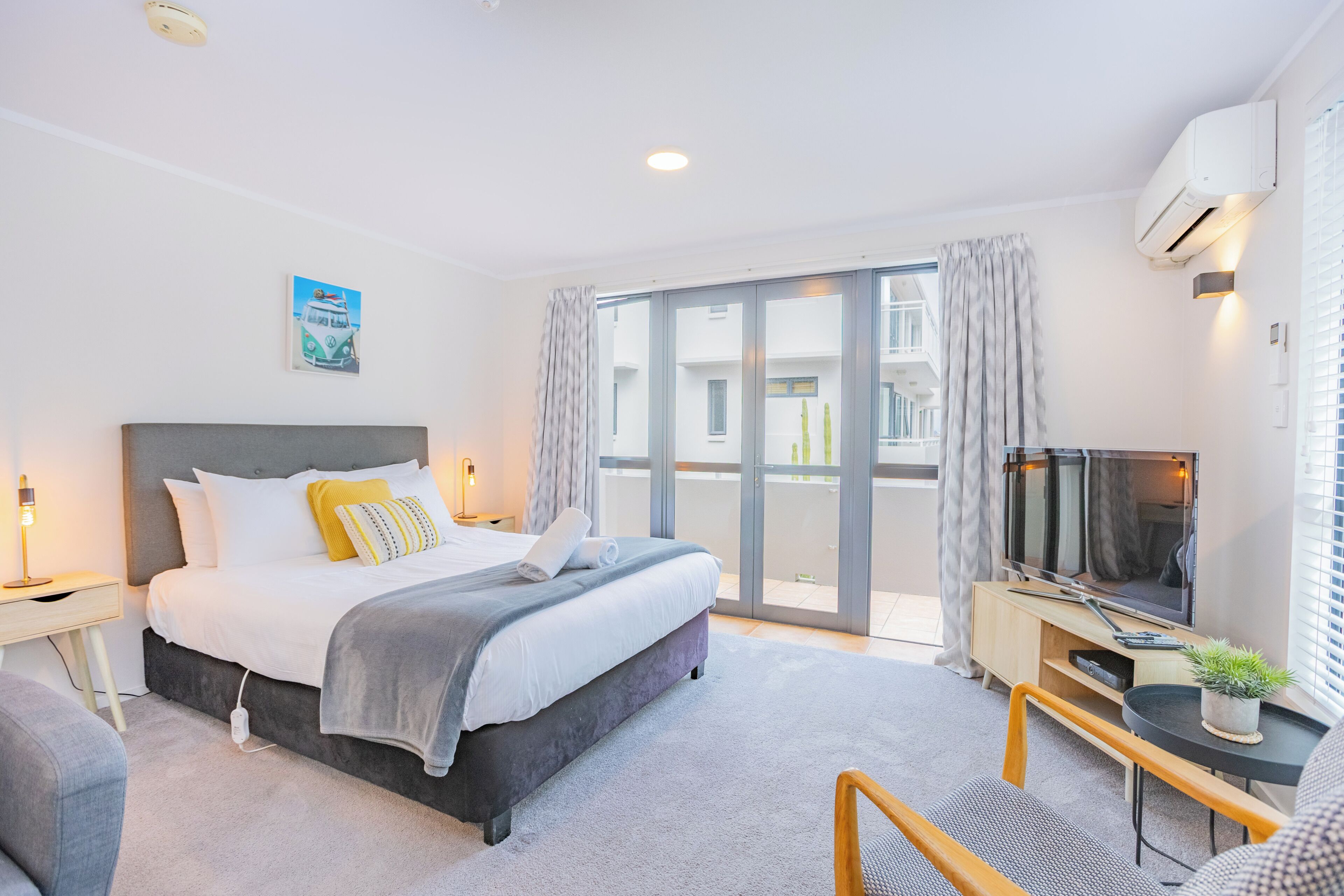 Studio, 1 Queen Bed | Laptop workspace, iron/ironing board, cribs (free), WiFi (free)