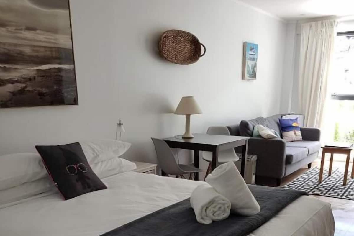 Business-Studio, 1 Queen-Bett | Laptopgeeigneter Arbeitsplatz, Bügeleisen/Bügelbrett