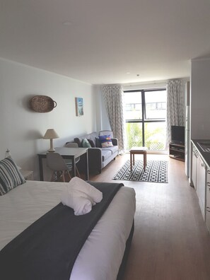 Business Studio, 1 Queen Bed | Laptop workspace, iron/ironing board, cribs/infant beds, free WiFi - Capri On Pilot Bay (Tauranga)