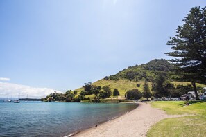 On the beach - Capri On Pilot Bay (Tauranga)