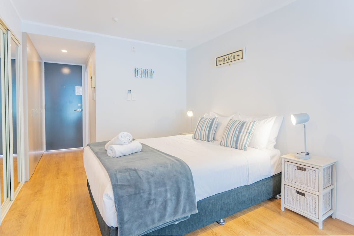 Business Studio, 1 Queen Bed | Laptop workspace, iron/ironing board, cribs (free), WiFi (free)