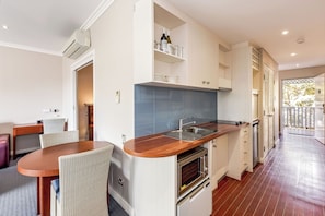 Appartement Standard, vue jardin | Cuisine privée | Micro-ondes, lave-vaisselle, grille-pain