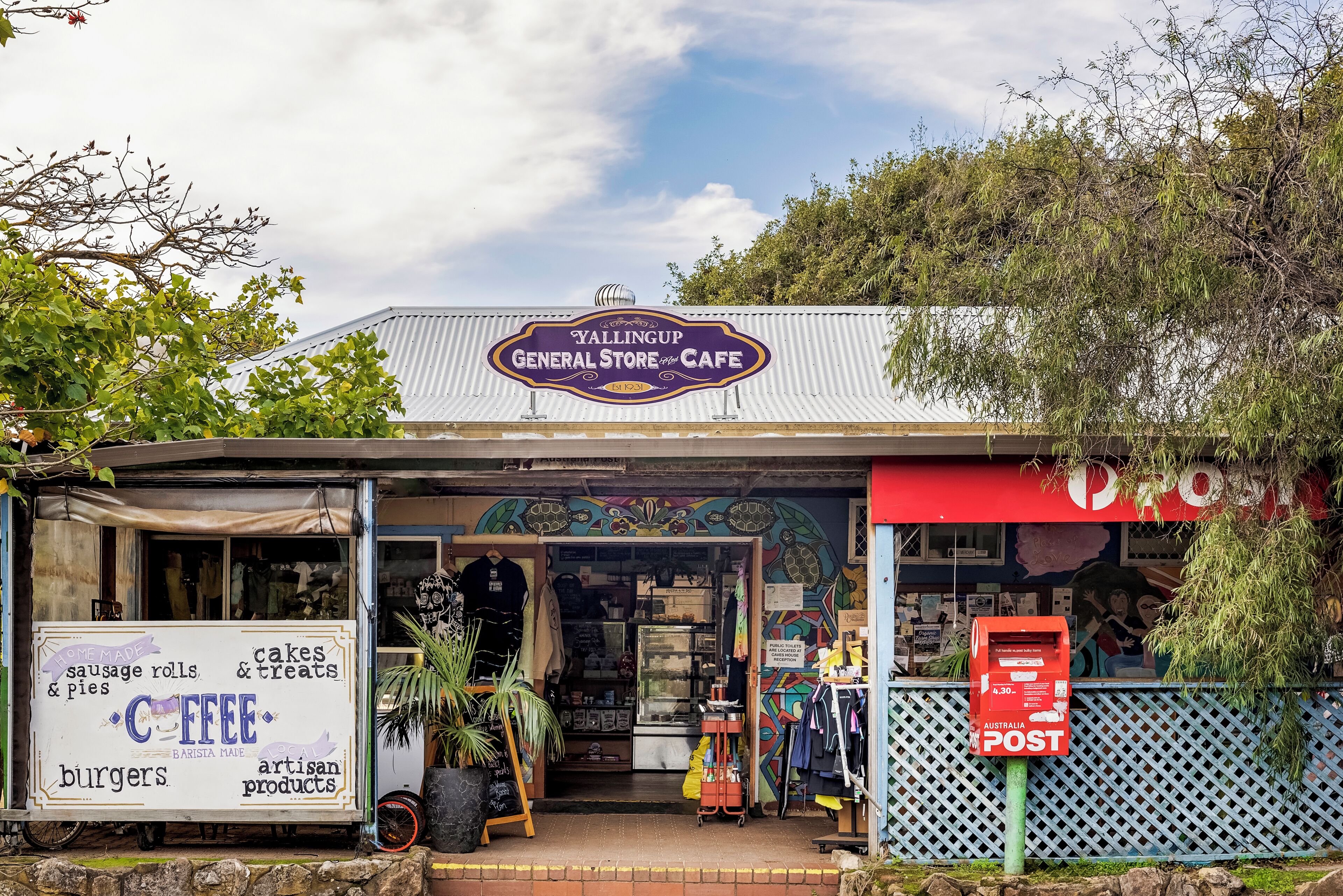 Une devanture de magasin avec une enseigne indiquant « Yallingu General Store and Cafe », fondé en 1931.
