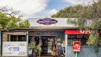 Une devanture de magasin avec une enseigne indiquant « Yallingu General Store and Cafe », fondé en 1931.