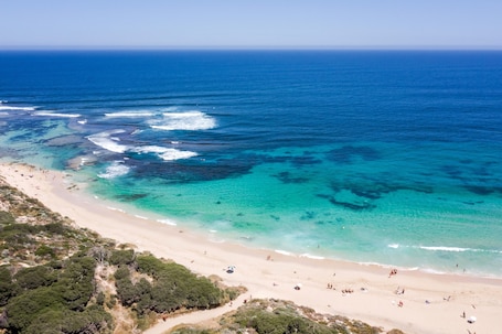Una playa cerca