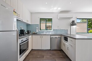 	Two Bedroom Premium Family Villa | Private kitchen | Full-size fridge, microwave, oven, stovetop - Eureka Stockade Holiday Park (Ballarat East)