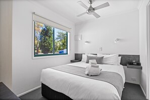 Three Bedroom Premium Family Villa (8 berth) | Free WiFi, bed sheets - Eureka Stockade Holiday Park (Ballarat East)