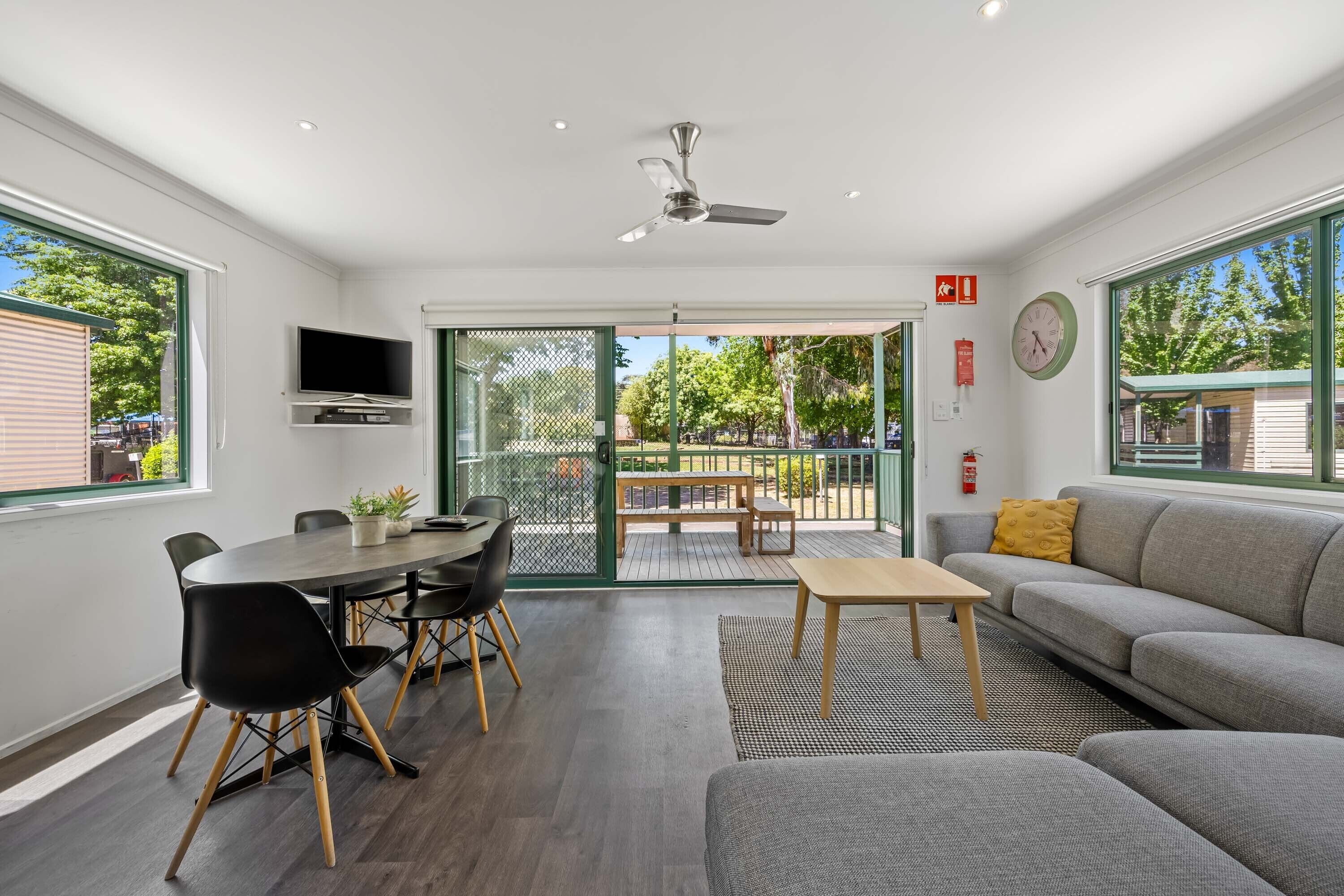 Premium-villa - 2 soveværelser | Opholdsområde | Fladskærms-tv, bordtennisbord