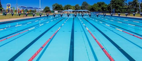 Una piscina al aire libre de temporada