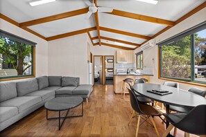 Deluxe-villa - 2 soveværelser - ikke-ryger - køkken | Opholdsområde | Fladskærms-tv, bordtennisbord