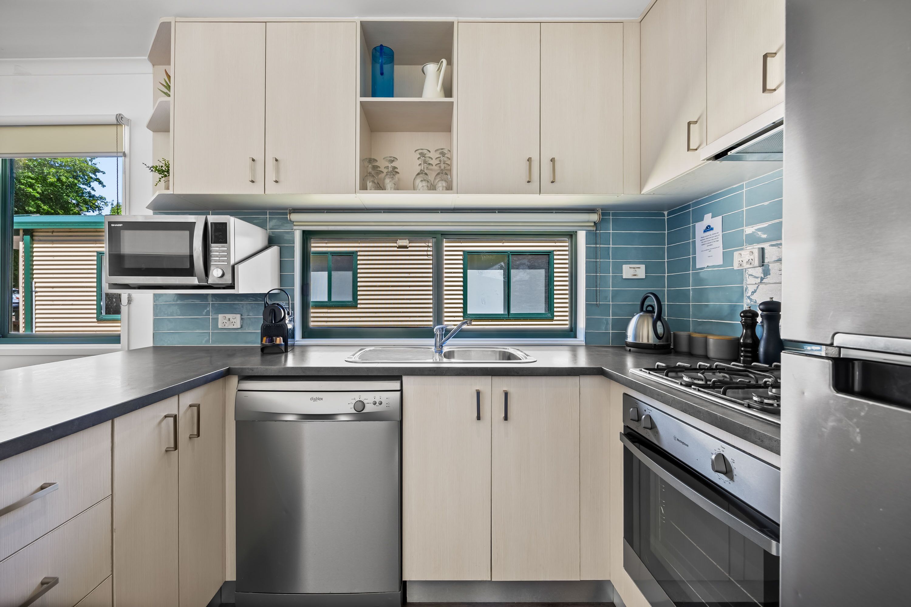 Villa Premium, 2 habitaciones | Cocina privada | Refrigerador con congelador, microondas, horno y parrilla de estufa 