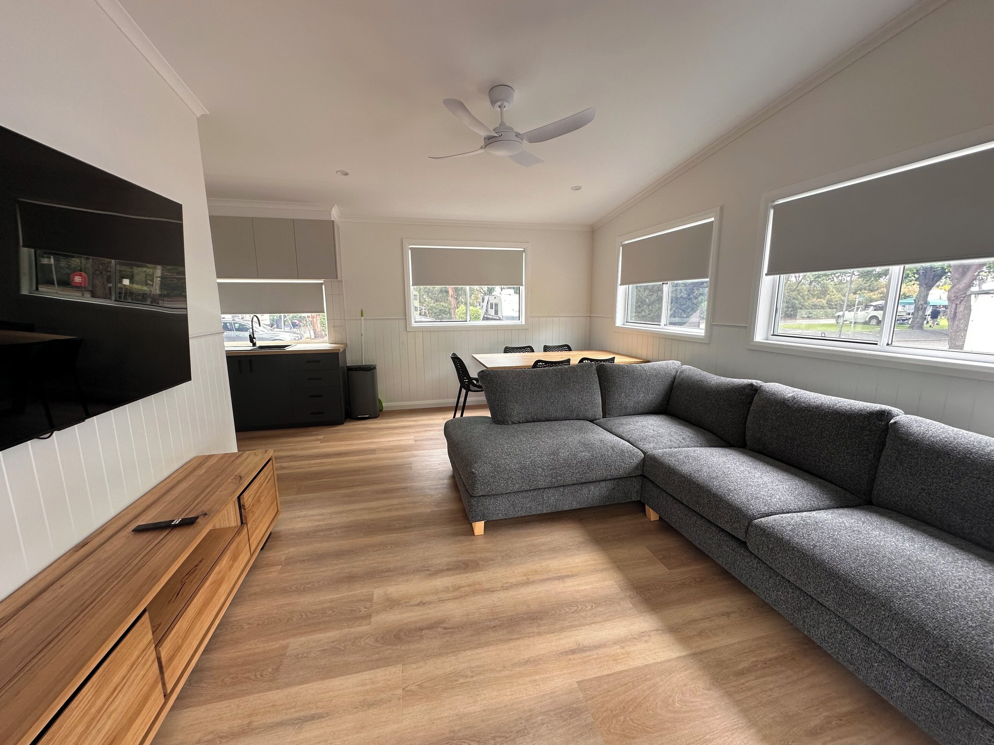 Cabaña Deluxe | Zona de estar | Una televisión de pantalla plana, una mesa de tenis de mesa