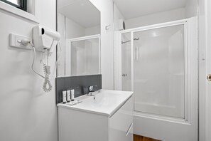 Two Bedroom Cottage (6 Berth) | Bathroom - Eureka Stockade Holiday Park (Ballarat East)