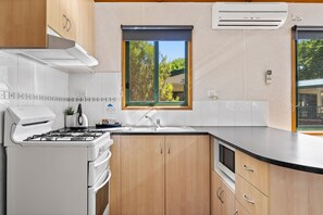 2 Bedroom Family Villa (6 berth) | Private kitchen - Eureka Stockade Holiday Park (Ballarat East)