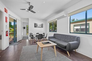 Two Bedroom Premium Villa | Living area | Flat-screen TV, table tennis - Eureka Stockade Holiday Park (Ballarat East)